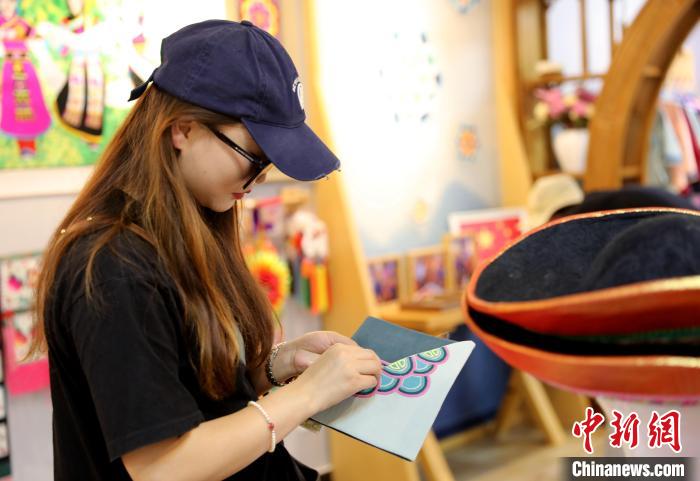 圖為民眾體驗國家級非遺項目盤繡技藝?！⊙Φ?攝