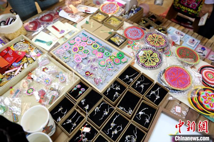 圖為盤繡作品?！⊙Φ?攝