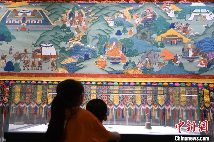 8月20日，兩名小觀眾參觀大型歷史題材卷軸唐卡“涼州會盟”。　戴文昌 攝