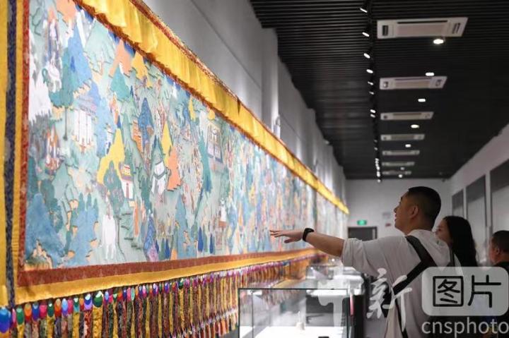 圖為觀眾參觀唐卡《涼州會盟》。 中新社記者 戴文昌 攝