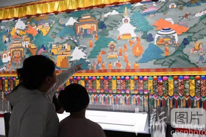 圖為觀眾觀看唐卡《涼州會盟》。 中新社記者 戴文昌 攝