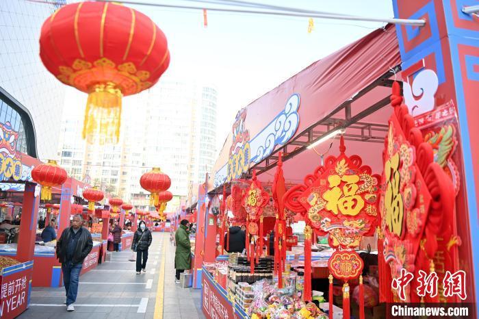 1月30日，蘭州街頭琳瑯滿目的年貨吸引顧客選購。九美旦增 攝</p><p>