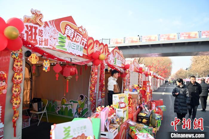 1月30日，蘭州黃河畔的年貨集市吸引顧客選購年貨。九美旦增 攝</p><p>