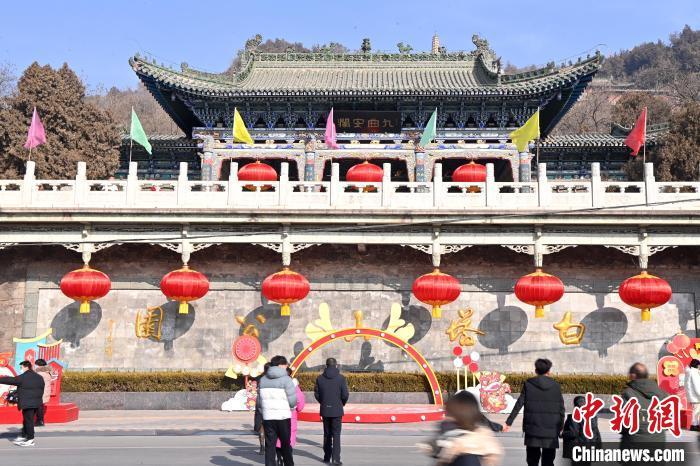 1月30日，裝扮一新的蘭州白塔山公園節(jié)日氛圍濃厚。九美旦增 攝</p><p>