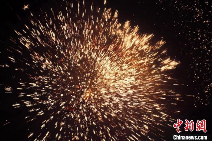 據(jù)悉，“花”與“發(fā)”諧音，取“打花打花，越打越發(fā)”之意?！按蜩F花”不僅蘊含著人們祈福納祥的美好愿望，也展現(xiàn)了民間生鐵冶煉傳統(tǒng)技藝的工匠精神。侯奇志 攝