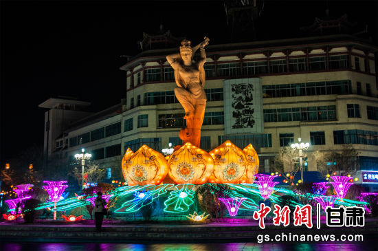 2024年春節(jié)期間，敦煌市中心盤旋路上的反彈琵琶燈組。王斌銀 攝