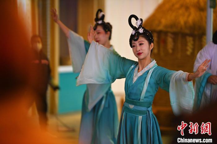 圖為工作人員進(jìn)行舞蹈表演。李亞龍 攝</p>
<p>