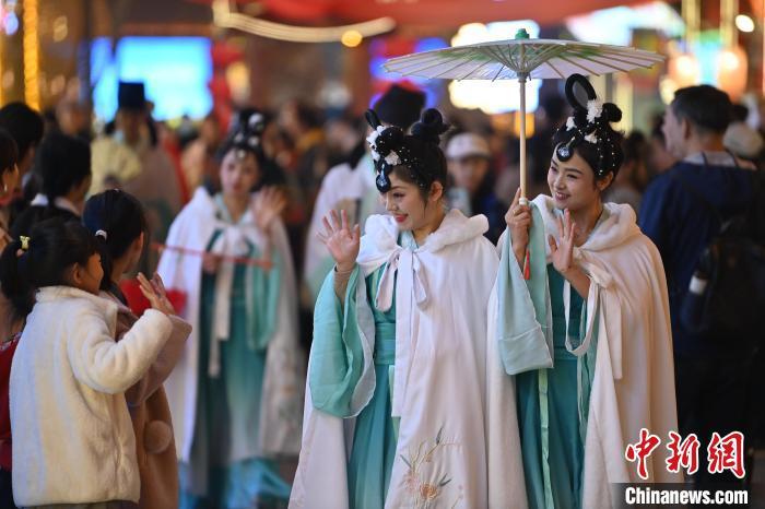 圖為街區(qū)人員著傳統(tǒng)服飾與游人互動(dòng)。李亞龍 攝</p>
<p>