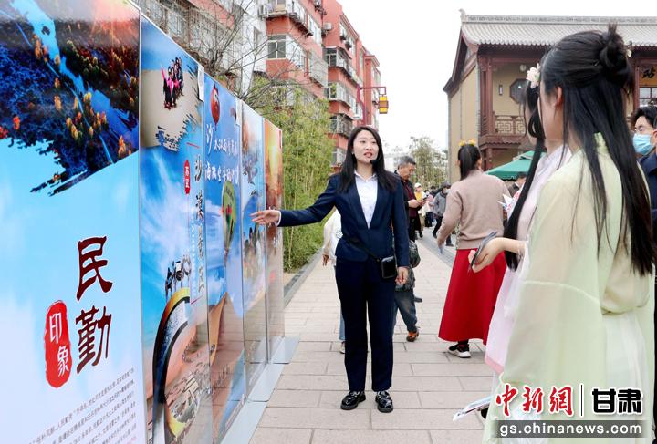 3月下旬，民勤縣在天水啟漢樓廣場(chǎng)舉行推介會(huì)，宣傳本地旅游資源和農(nóng)特優(yōu)產(chǎn)品。圖為工作人員向游客介紹民勤自然風(fēng)光、歷史文化。馬愛彬 攝