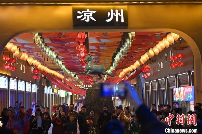 圖為游人拍攝煥然一新亮相的街區(qū)。李亞龍 攝</p><p>