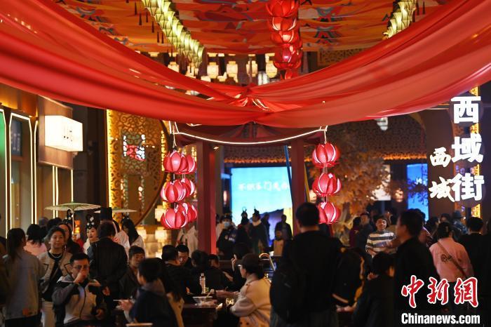 圖為街區(qū)現(xiàn)場(chǎng)游客絡(luò)繹不絕。李亞龍 攝</p><p>