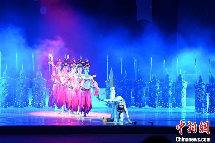 2023年2月18日，蘭州歌舞劇院創(chuàng)排的大型舞劇《大夢(mèng)敦煌》?！　【琶赖┰?攝