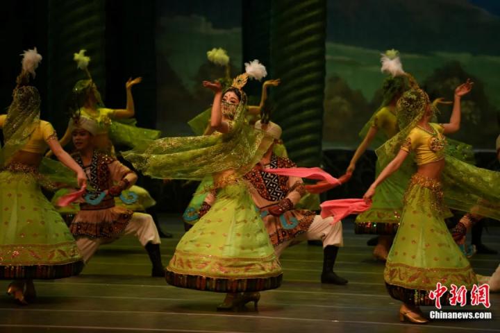 2024年2月23日晚，中國(guó)經(jīng)典舞劇《絲路花雨》在甘肅蘭州演出恭賀新春。李亞龍 攝