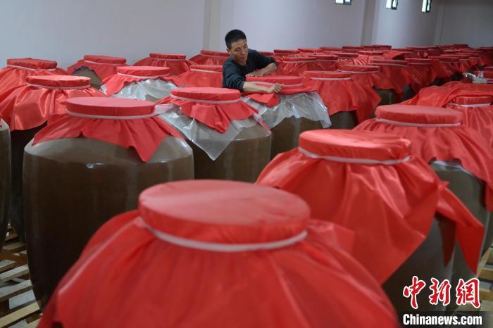 圖為5月10日，工作人員在儲(chǔ)酒庫(kù)檢查酒缸密封性。九美旦增　攝