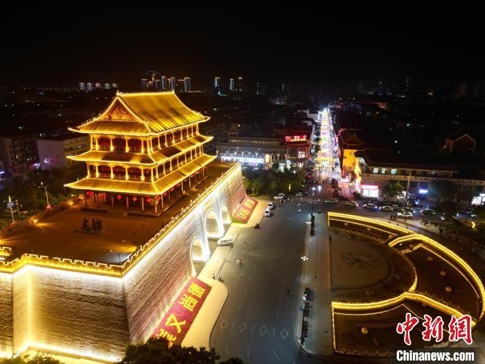 圖為武威市標(biāo)志性建筑涼州古城門燈光亮起。(無人機照片) 　戴文昌 攝</p><p>