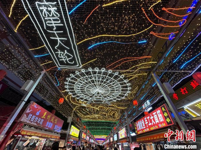 圖為明清街夜市燈光點亮具有武威文化元素的“摩天輪”彩燈?！〈魑牟?攝</p><p>