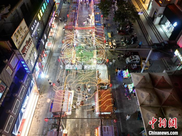 圖為明清街夜市燈光點亮具有武威文化元素的“銅奔馬”彩燈。(無人機照片) 　戴文昌 攝</p><p>