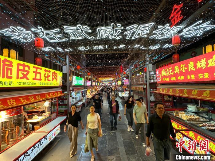 圖為明清街夜市燈光點亮“我在武威很想你”?！〈魑牟?攝</p><p>