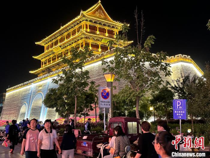 圖為夜幕降臨，涼州古城門燈光亮起?！〈魑牟?攝