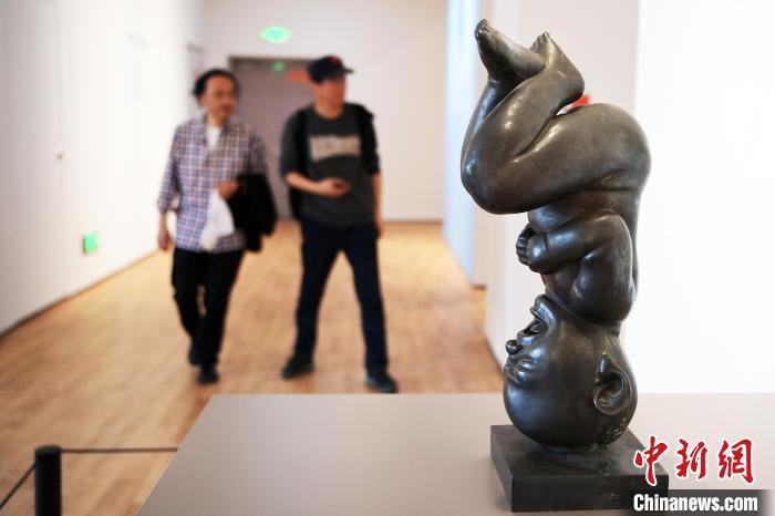 5月21日，觀眾參觀“絲路印跡”雕塑藝術(shù)作品展展出的雕塑作品。九美旦增 攝</p>
<p>