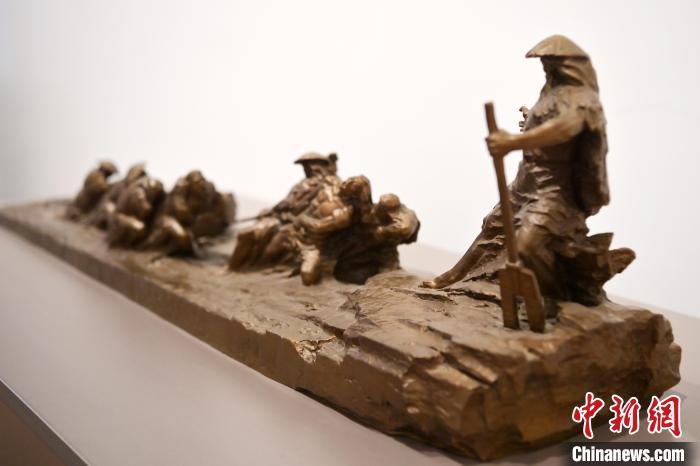 5月21日，在“絲路印跡”雕塑藝術(shù)作品展展出的作品《治水為民·禹德九州》。九美旦增 攝</p>
<p>