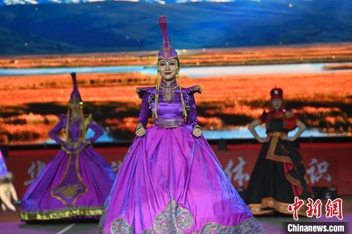 圖為開幕式現(xiàn)場(chǎng)蒙古族服飾秀。李亞龍 攝</p>
<p>