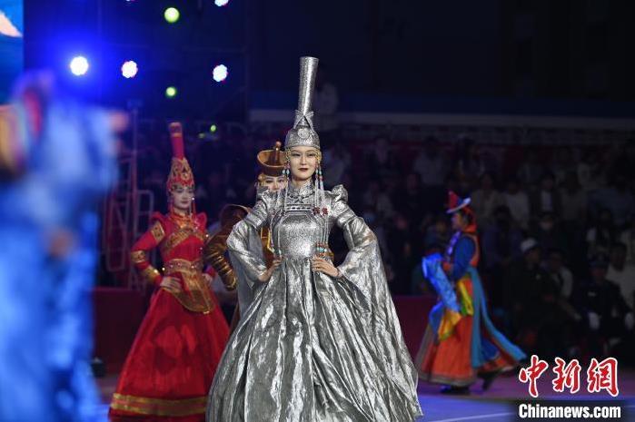圖為開幕式現(xiàn)場(chǎng)蒙古族服飾秀。李亞龍 攝</p>
<p>