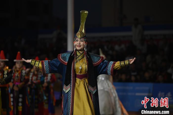 圖為開幕式現(xiàn)場(chǎng)蒙古族服飾秀。李亞龍 攝