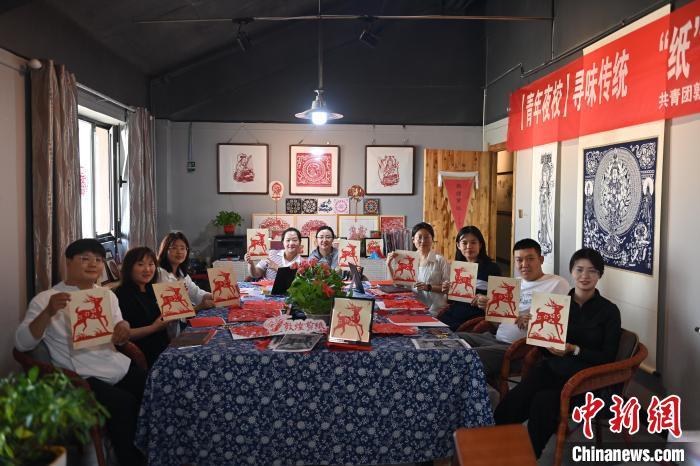 6月6日，在甘肅敦煌青年夜校課程中，青年學(xué)員展示學(xué)習(xí)敦煌非遺剪紙的成果。