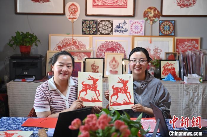 6月6日，在甘肅敦煌青年夜校課程中，青年學(xué)員展示學(xué)習(xí)敦煌非遺剪紙的成果。李亞龍 攝　　