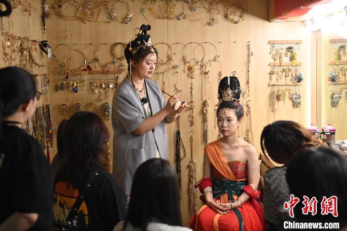 6月6日，在甘肅敦煌青年夜校課程中，青年學(xué)員學(xué)習(xí)敦煌美妝課程。李亞龍 攝