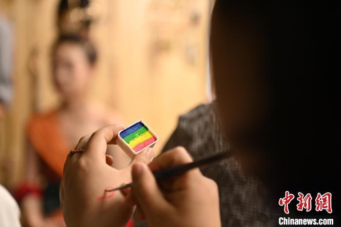 6月6日，在甘肅敦煌青年夜校課程中，青年學(xué)員學(xué)習(xí)敦煌美妝課程。李亞龍 攝　　