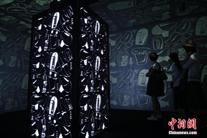 圖為游客參觀藝術(shù)展。中新社記者 李亞龍 攝