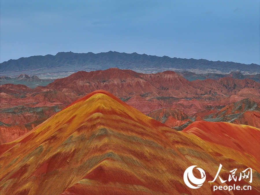雨后的七彩丹霞，顏色格外艷麗。人民網(wǎng)記者 李根攝