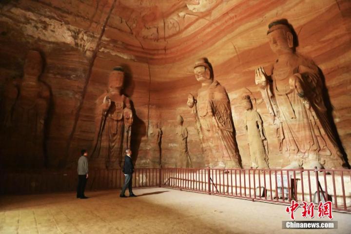 7月15日，游人參觀甘肅省平?jīng)鍪袥艽h百里石窟長廊中的南石窟寺1號窟。百里石窟長廊位于涇川縣境內(nèi)，由512個石窟、5眼窟中石井組成，現(xiàn)存王母宮石窟、鳳凰山石窟、南石窟寺、丈八寺石窟、羅漢洞石窟、太山寺石窟等規(guī)模較大的石窟群，還有數(shù)量眾多的小石窟群。南石窟寺開鑿于北魏永平三年，其中1號窟屬于大型七佛窟，七佛高達(dá)6米。中新社記者 李亞龍 攝