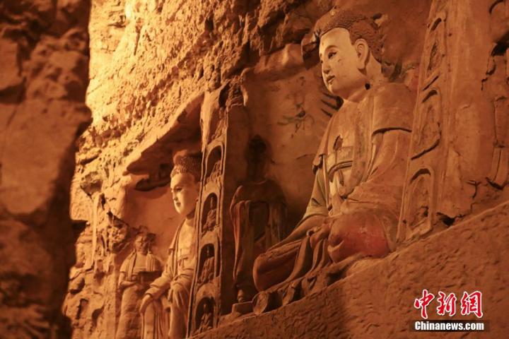 7月15日，甘肅省平?jīng)鍪袥艽h百里石窟長廊中的王母宮石窟造像。百里石窟長廊位于涇川縣境內(nèi)，由512個石窟、5眼窟中石井組成，現(xiàn)存王母宮石窟、鳳凰山石窟、南石窟寺、丈八寺石窟、羅漢洞石窟、太山寺石窟等規(guī)模較大的石窟群，還有數(shù)量眾多的小石窟群。王母宮石窟又名千佛洞，該窟設(shè)計宏大，造像生動，窟內(nèi)擁有造像數(shù)百尊，是較為珍貴的佛教文化歷史遺存。中新社記者 李亞龍 攝</p>
<p>