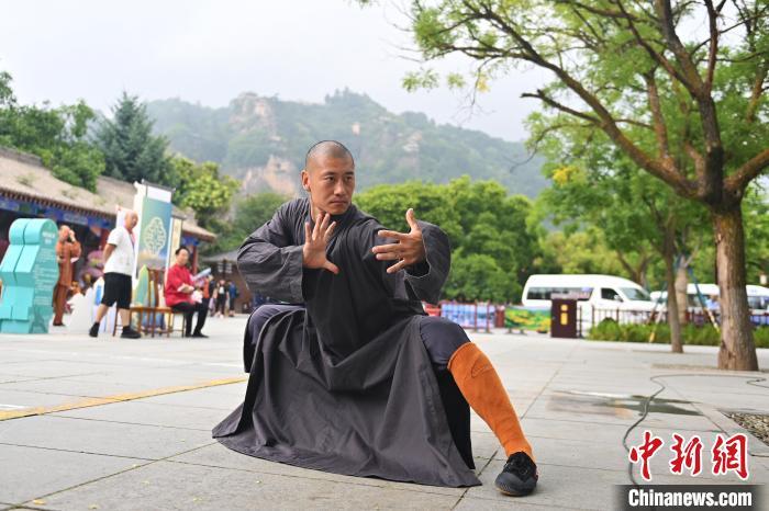 7月14日，甘肅省平?jīng)鍪嗅轻忌骄皡^(qū)內(nèi)，嵩山少林弟子展示武藝。7月13日至14日，“2024年北京體育大學(xué)第十五屆國際武術(shù)比賽交流大會暨首屆崆峒山國際武術(shù)大會”舉行，大會也在崆峒山景區(qū)進(jìn)行問道崆峒、武術(shù)高級研修班、崆峒拜師等系列活動。中新社記者 李亞龍 攝</p>
<p>