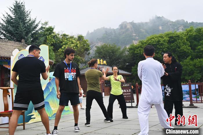 7月14日，甘肅省平?jīng)鍪嗅轻忌骄皡^(qū)內(nèi)，外籍武術(shù)愛好者學(xué)習(xí)崆峒派武術(shù)。7月13日至14日，“2024年北京體育大學(xué)第十五屆國際武術(shù)比賽交流大會暨首屆崆峒山國際武術(shù)大會”舉行，大會也在崆峒山景區(qū)進(jìn)行問道崆峒、武術(shù)高級研修班、崆峒拜師等系列活動。中新社記者 李亞龍 攝</p>
<p>