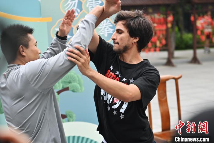 7月14日，甘肅省平?jīng)鍪嗅轻忌骄皡^(qū)內(nèi)，外籍武術(shù)愛好者(右)進(jìn)行忽雷太極拳切磋。7月13日至14日，“2024年北京體育大學(xué)第十五屆國際武術(shù)比賽交流大會暨首屆崆峒山國際武術(shù)大會”舉行，大會也在崆峒山景區(qū)進(jìn)行問道崆峒、武術(shù)高級研修班、崆峒拜師等系列活動。中新社記者 李亞龍 攝</p>
<p>