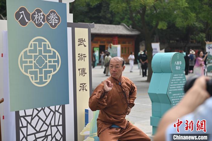 7月14日，甘肅省平?jīng)鍪嗅轻忌骄皡^(qū)內(nèi)，八極拳傳承人展示八極拳。7月13日至14日，“2024年北京體育大學(xué)第十五屆國際武術(shù)比賽交流大會暨首屆崆峒山國際武術(shù)大會”舉行，大會也在崆峒山景區(qū)進(jìn)行問道崆峒、武術(shù)高級研修班、崆峒拜師等系列活動。中新社記者 李亞龍 攝</p>
<p>