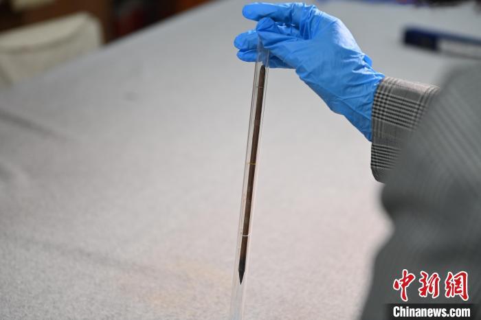 2024年5月7日，甘肅省博物館館藏國寶級(jí)文物“白馬作”毛筆。李亞龍　攝