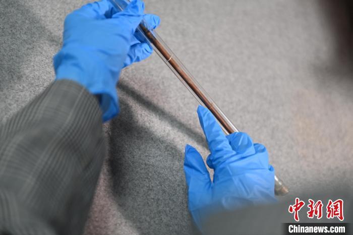 2024年5月7日，拍攝的甘肅省博物館館藏國寶級(jí)文物“白馬作”毛筆。李亞龍　攝