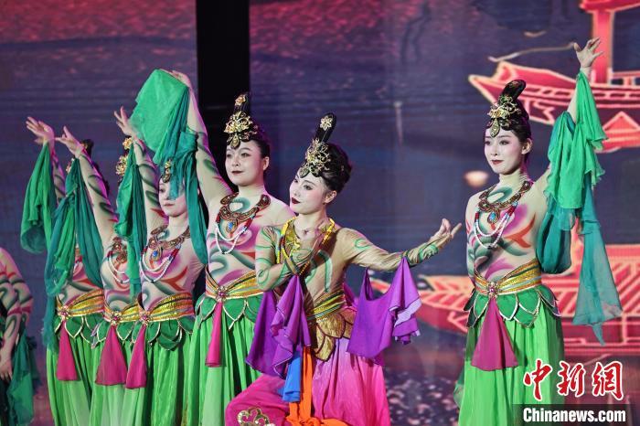 7月19日晚，第五屆黃河之濱文藝展演在蘭州體育文化廣場(chǎng)開幕。圖為開幕式演出敦煌舞蹈。張曦予 攝