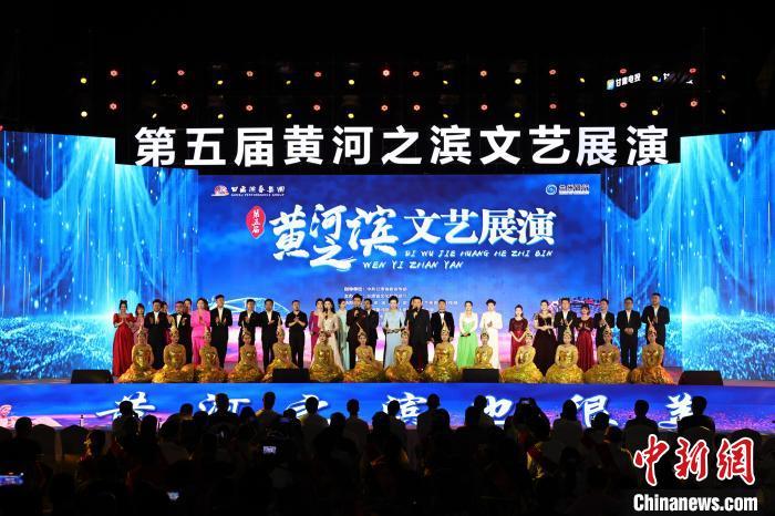 7月19日晚，第五屆黃河之濱文藝展演在蘭州體育文化廣場(chǎng)開幕。張曦予 攝