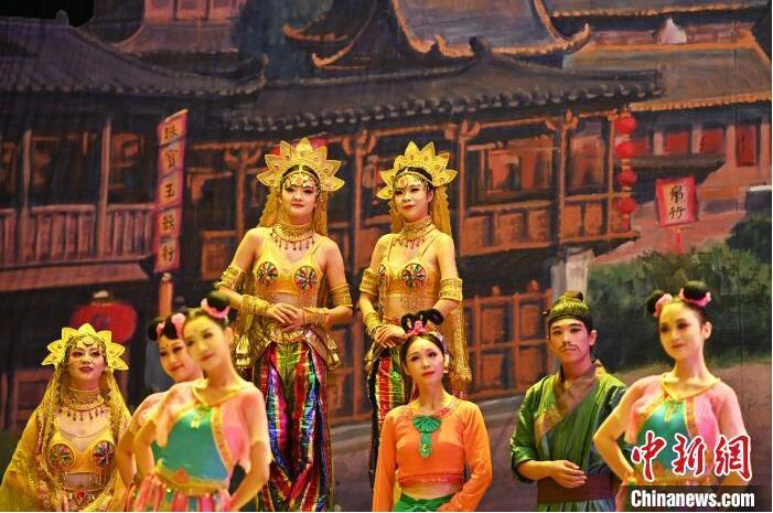 7月18日晚，中國經(jīng)典舞劇《絲路花雨》在甘肅蘭州黃河劇院進行演出。中國經(jīng)典舞劇《絲路花雨》迎來45周年，7月17日-8月4日在蘭州開啟為期多天的駐場演出。該舞劇取材于敦煌莫高窟壁畫，集中國霓裳羽衣舞、敦煌舞、印度舞、黑巾舞、波斯馬鈴舞等于一身，自1979年演出至今，該劇先后在40多個國家和地區(qū)演出近4000場，觀眾550多萬人次。中新社記者 李亞龍 攝</p>
<p>