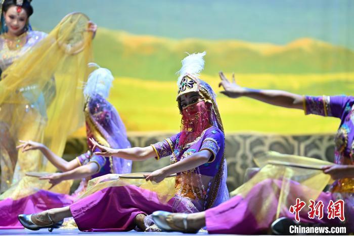 7月18日晚，中國經(jīng)典舞劇《絲路花雨》在甘肅蘭州黃河劇院進行演出。中國經(jīng)典舞劇《絲路花雨》迎來45周年，7月17日-8月4日在蘭州開啟為期多天的駐場演出。該舞劇取材于敦煌莫高窟壁畫，集中國霓裳羽衣舞、敦煌舞、印度舞、黑巾舞、波斯馬鈴舞等于一身，自1979年演出至今，該劇先后在40多個國家和地區(qū)演出近4000場，觀眾550多萬人次。中新社記者 李亞龍 攝</p>
<p>