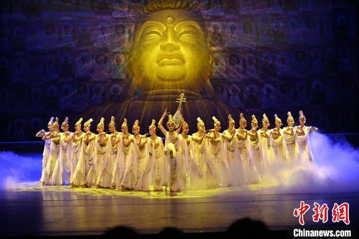 7月18日晚，中國(guó)經(jīng)典舞劇《絲路花雨》在甘肅蘭州黃河劇院演出。李亞龍 攝