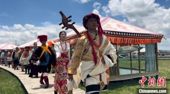 2024年6月，甘肅甘南藏族自治州上演藏服時裝秀。(資料圖)高瑩 攝