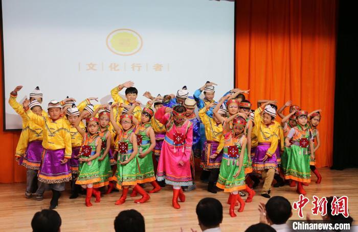 圖為蘭州大學文化行者團隊走進民族社區(qū)，開展系列活動。(資料圖)蘭州大學供圖
