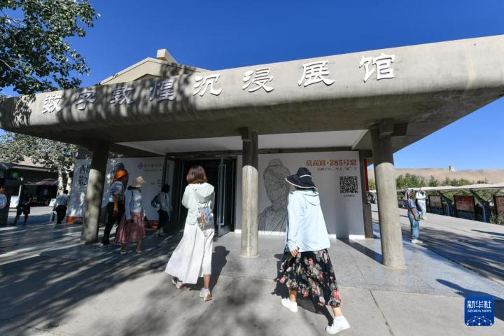 7月22日，游客排隊進入“尋境敦煌——數(shù)字敦煌沉浸展”場館。新華社記者 郎兵兵 攝</p>
<p>